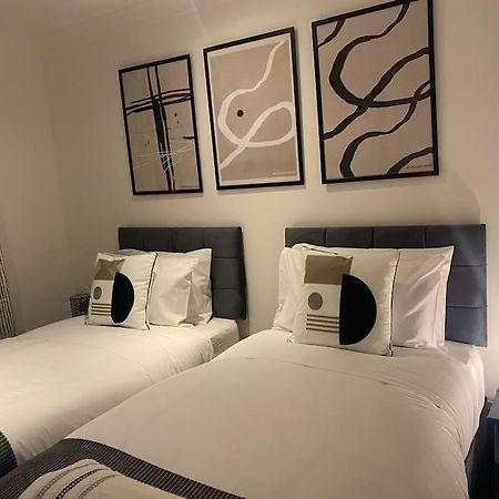 Acacia Villa Dunstable Esterno foto