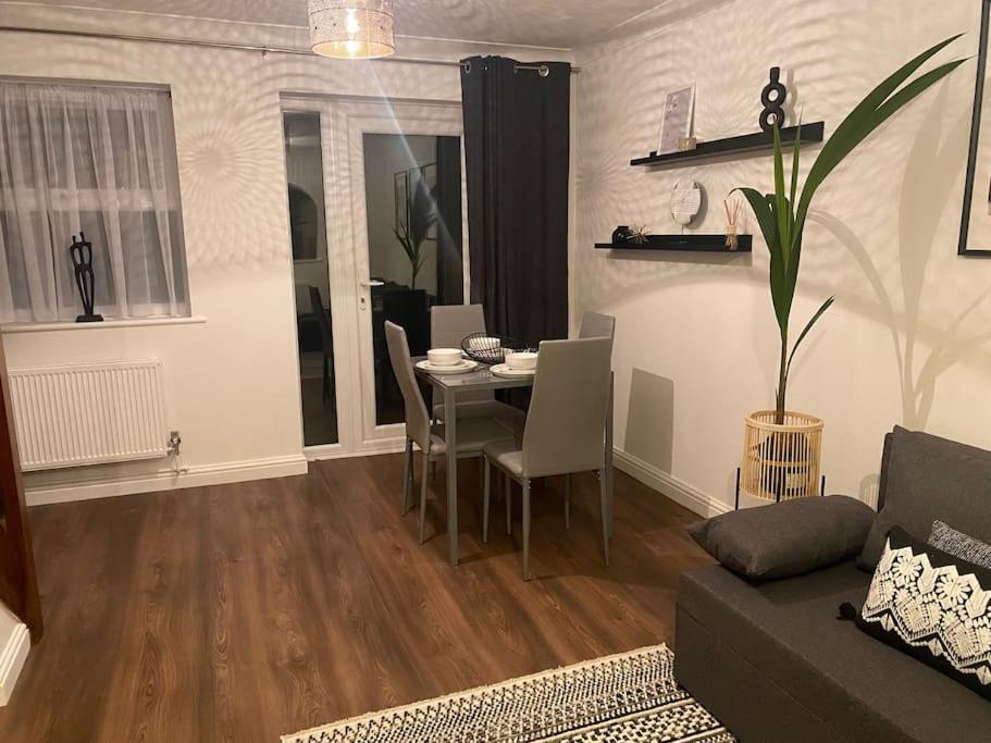 Acacia Villa Dunstable Esterno foto