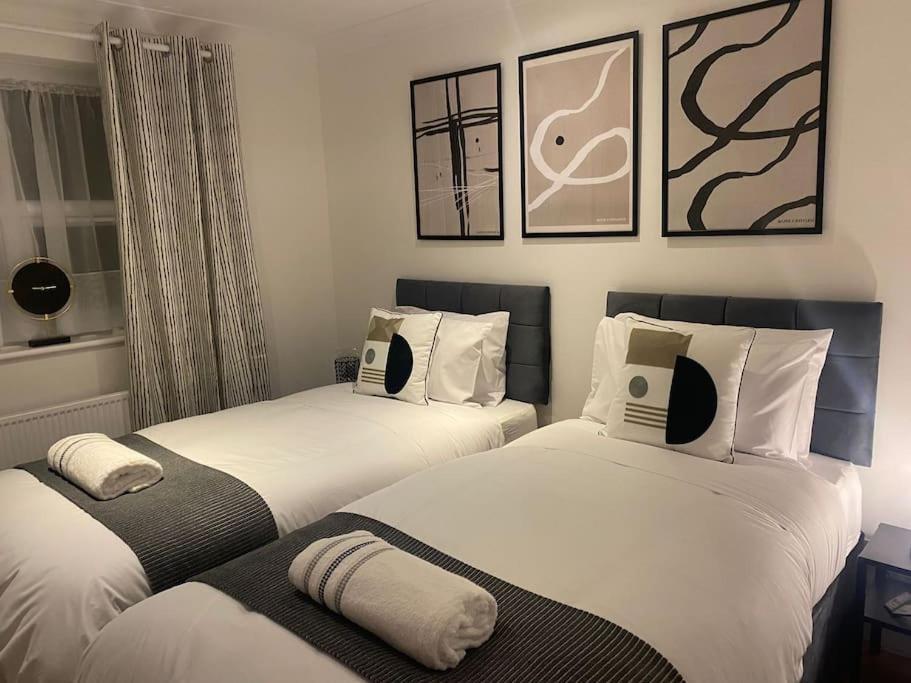 Acacia Villa Dunstable Esterno foto
