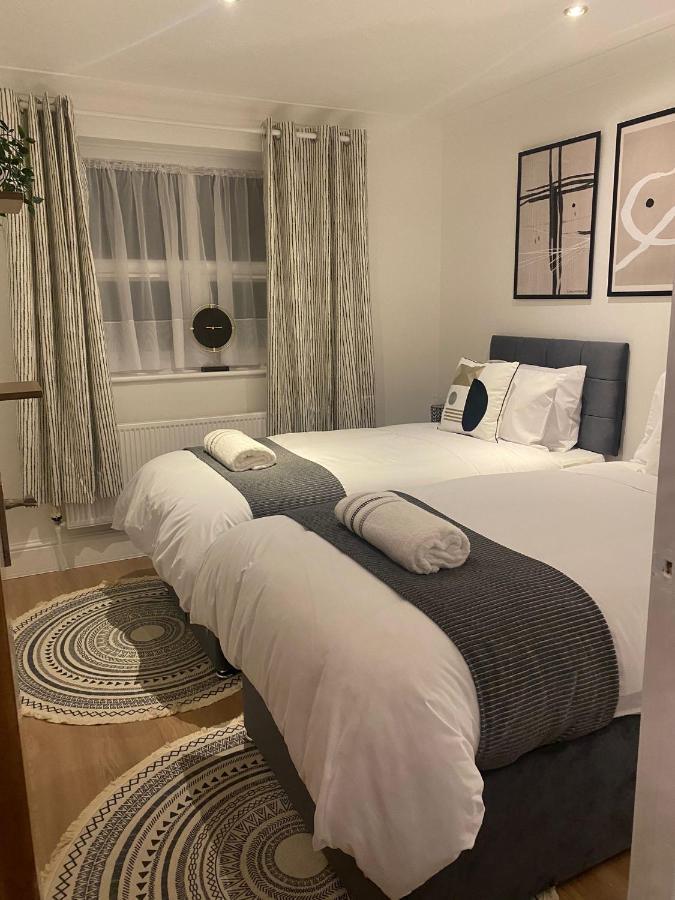Acacia Villa Dunstable Esterno foto